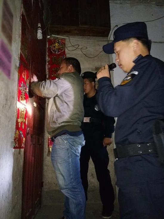 三亚粗心妈妈误将幼女锁家中 民警全城寻开锁师傅开门